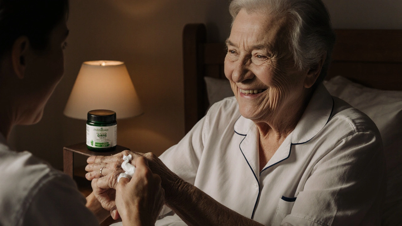 Pflegekraft appliziert CBD-Nachtcreme auf den Arm eines Bewohners.