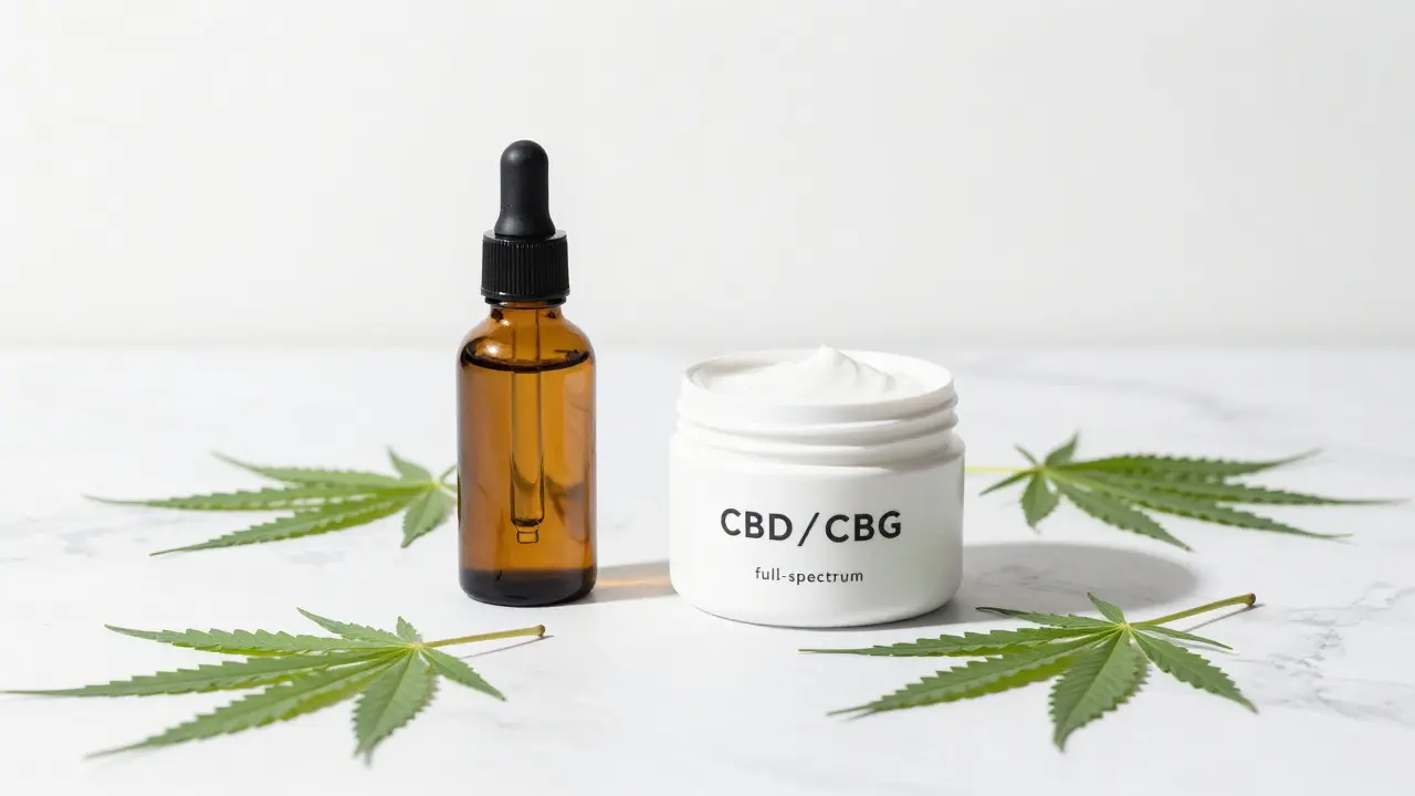 Produktset mit CBD-Öl und Creme auf einer weißen Marmorfläche mit Hanfblättern.
