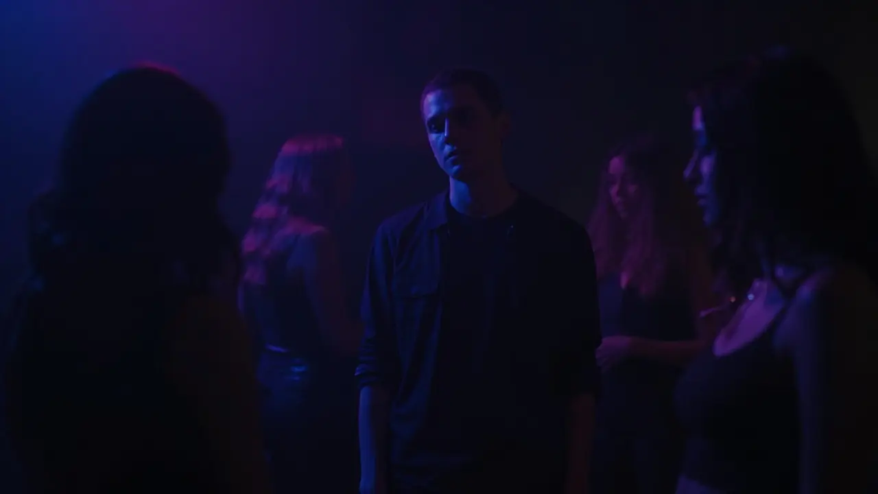 Stimmungsvolles Bild einer Person in einem dunklen Club mit mysteriöser Atmosphäre